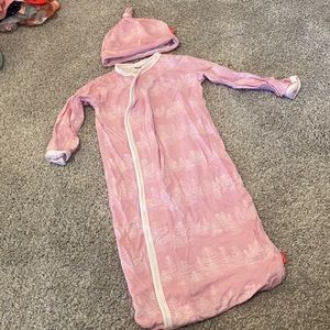Magnetic me newborn gown and hat
